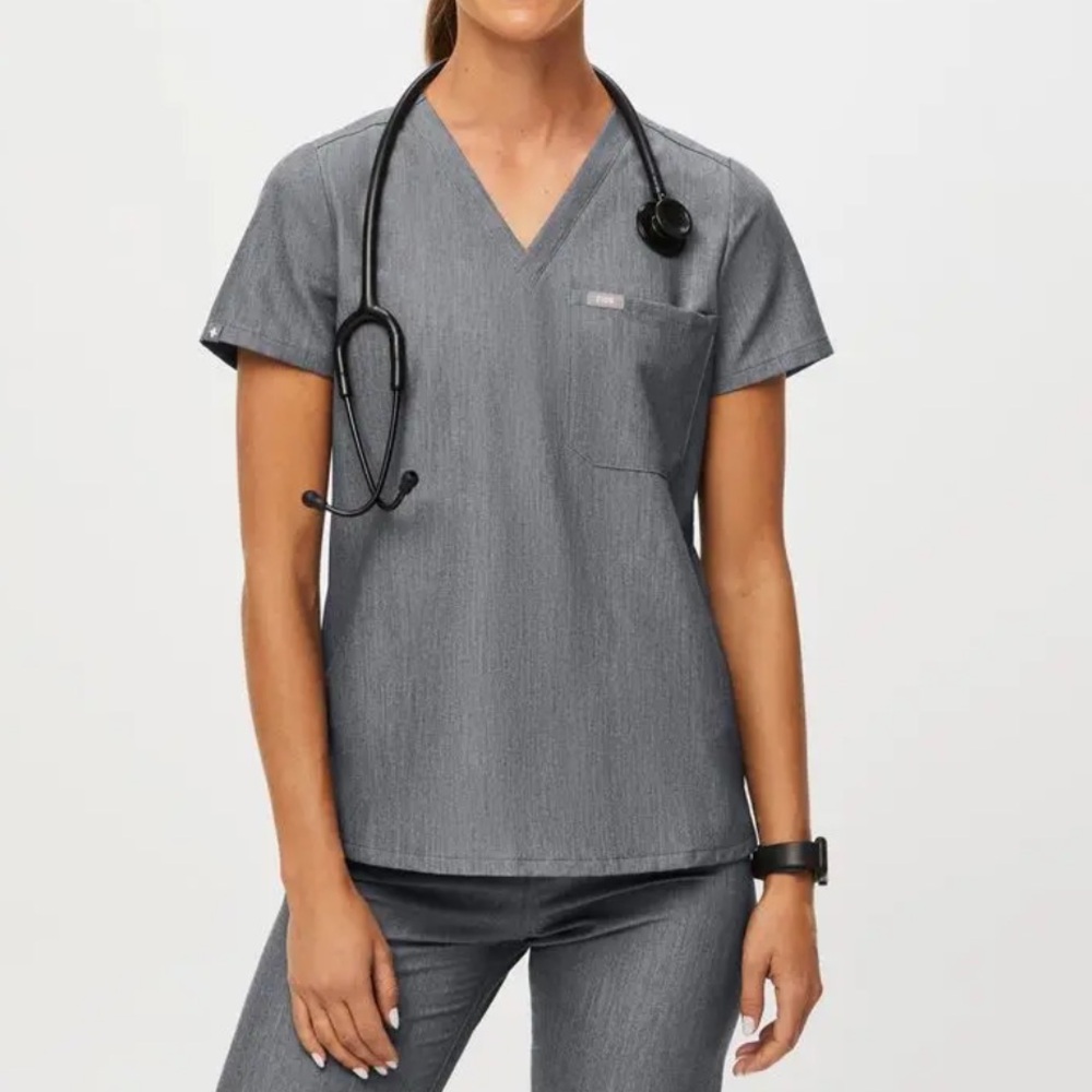 Figs Catarina One-Pocket Scrub Top Granite Gray V Neck Short Sleeve FW1000 NWT-M